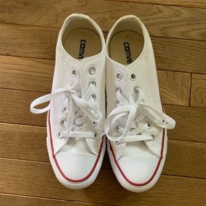Like new low top converse
